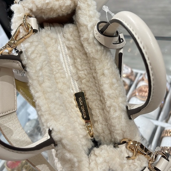 Michael Kors Mirella Extra-Small Sherpa XS SHOPPER XBODY
SHEARLING Crossbody TZ - Picture 12 of 16